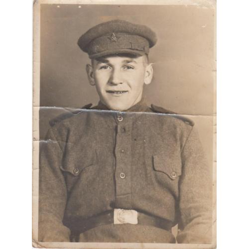Фото. Солдат в суконном обмундировании с трофейным ремнем. 1944 г.