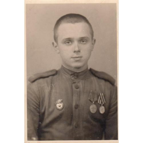 Фото. Юный гвардеец с медалями. 1946 г.