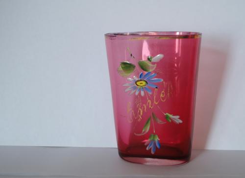 Оригинальный антикварный стакан Biedermeier, рубиновое стекло, ручная роспись, 1920-е годы.