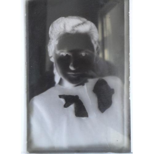 Портрет девушки 1950 г. Негатив на стекле 10 х 15 см.