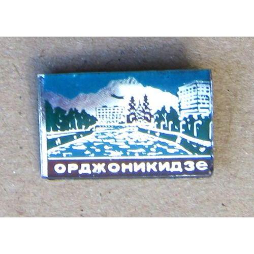 Значок город Орджоникидзе.