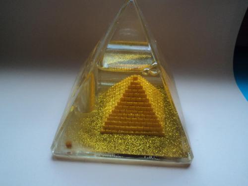 Пирамида в пирамиде с золотистыми блестками. (8Х8см). 