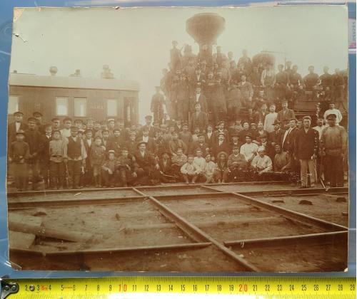 Фотография строителей Забайкальской железной дороги.  На фото около 120 человек Паровоз, вагон
