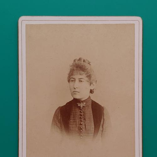 Кабинет фото Портрет Е Розенблюм 1890 год. Брошь бабочка. Фото Г.В. Трунова