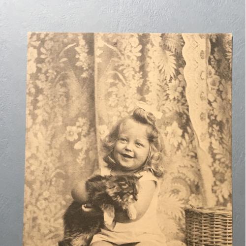 Открытка девочка с котом 