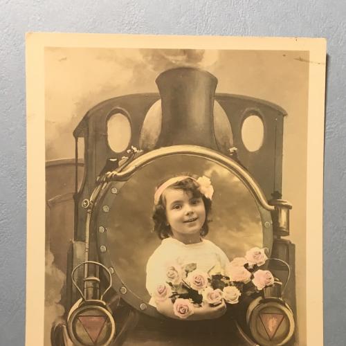 Открытка девочка в поезде 