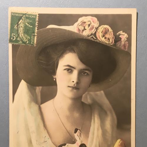 Открытка девушка в шляпе, пасхальная открытка 