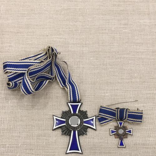 Почетный крест немецкой матери 2й класс в серебре и 3 й класс, фрачник в бронзе