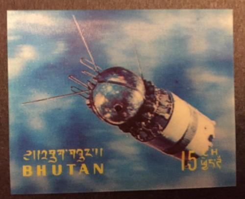 марка - бутан - 1970 год - освоение космоса - первый искусственный спутник Земли - особенность 3D