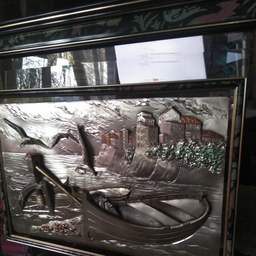 Срібна картина з зображенням рибалський човнів і міста на скелях
