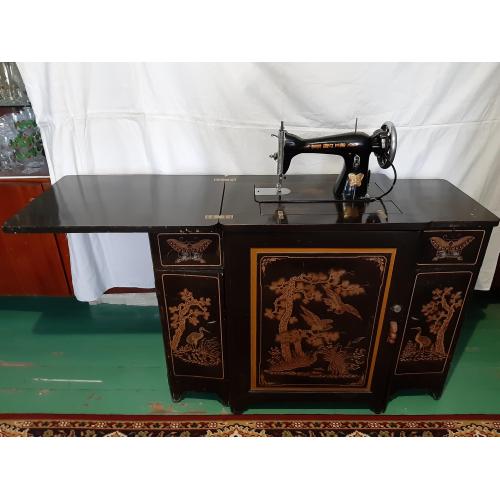 Антикварная швейная машинка«Баттерфляй»(Butterfly) со старинной тумбой