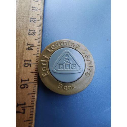 Англия - жетон - " Два фунта " - диаметр 30 мм. - редкость . Б/У . пластмасса .