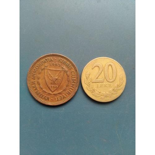 КОРАБЛИ на монетах - 1963 год + 1996 год - / две одним лотом / - Б/У .