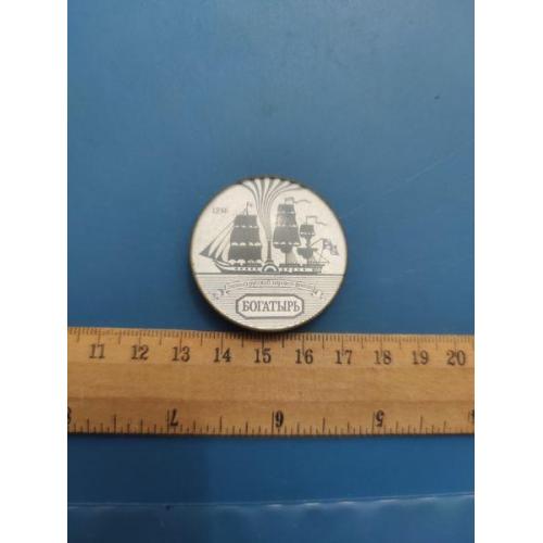 Значок - СССР - большой - оргстекло - Б/У .