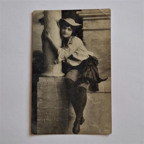 Антикварная открытка 1909 год. Открытое письмо. Девушка в шортах и в шляпе.