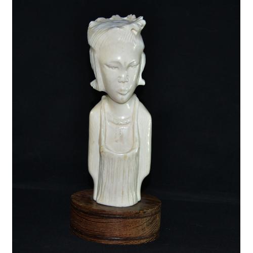 Бюст молодой девушки из слоновой кости  