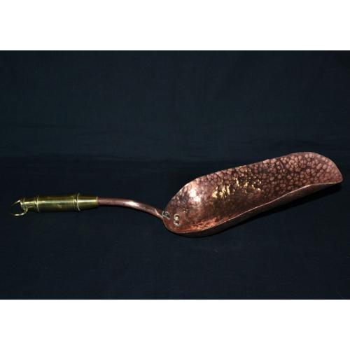 Кухонный совок для сыпучих продуктов.