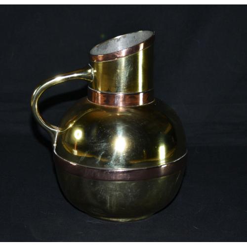 Молочник, выполненный из латуни с медными вставками.  