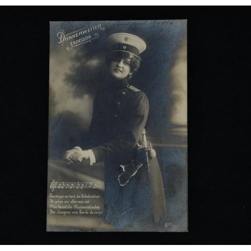 Молодая леди в форме, фуражке и с саблей 