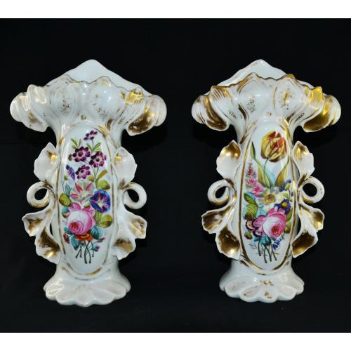 Пара фарфоровых ваз-корнетов . 