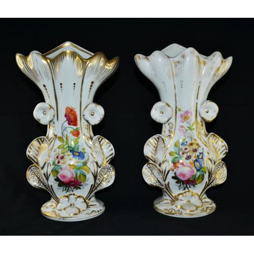 Пара фарфоровых ваз-корнетов . 