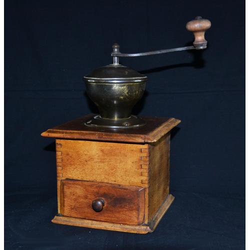 Ручная кофемолка.  