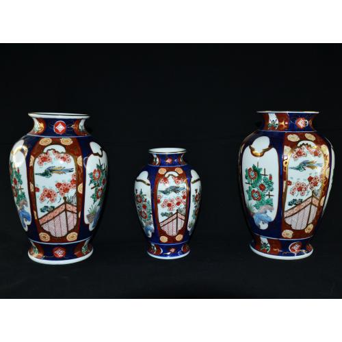 Тройка японских фарфоровых ваз в стиле Имари. 