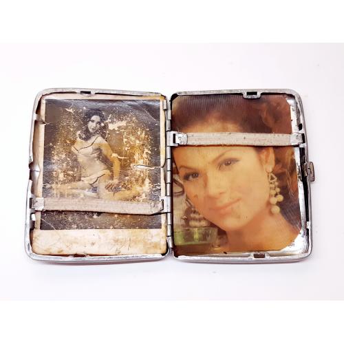 Портсигар СССР Слава Октябрю, металлический портсигар, внутри 2 старинные фото девушек