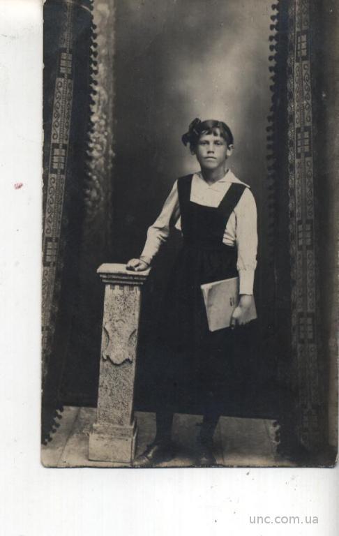 ФОТО 1919 г. гимназистка с нотами