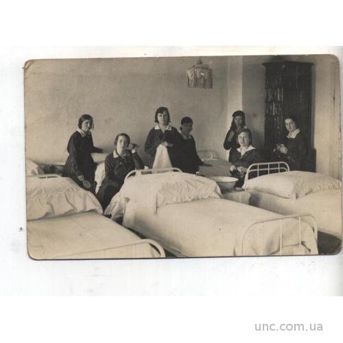 ФОТО.Девушкив общей комнате - прихорашиваются.1931