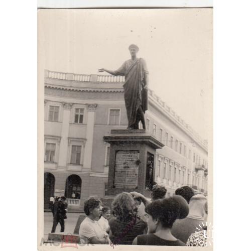 ФОТО. ОДЕССА. Памятник дюку де Ришельё. ТУРИСТЫ.