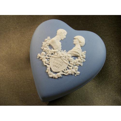 11С2 Шкатулка в форме сердца. Принц Чарльз и принцесса Диана. Бисквит. Wedgwood