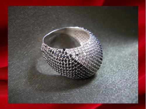 2189 Кольцо, перстень, серебро, камешки. Вес 9,2 гр, 925 проба, диаметр 2 см
