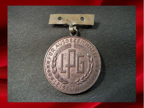 2395 Медаль Германия, ГДР, тяжелый металл. 2,8 гр с колодкой, диаметр 2,7 см