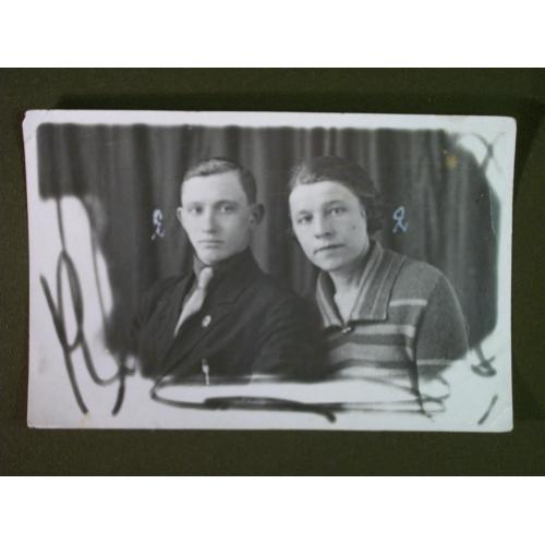 3Д228 Фото мужчина и женщина. На фото знак ОСОВИАХИМ УССР
