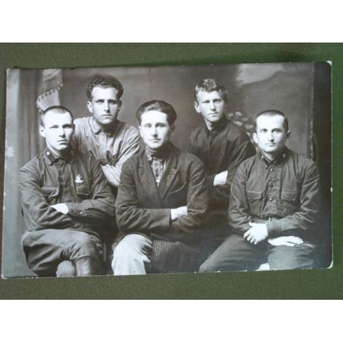 3Д229 Групповое фото 1920-1930 годы. На гимнастерке знак За отличную стрельбу РККА