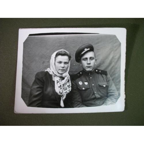 3Д231 Фото. Солдат и девушка. Артиллерист. 1951 На фото знак Отличный минометчик, гвардия