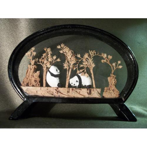 5.110 Панно. Панды среди бамбука, Китай времен СССР. Пробка, дерево, стекло. Высота 11 см