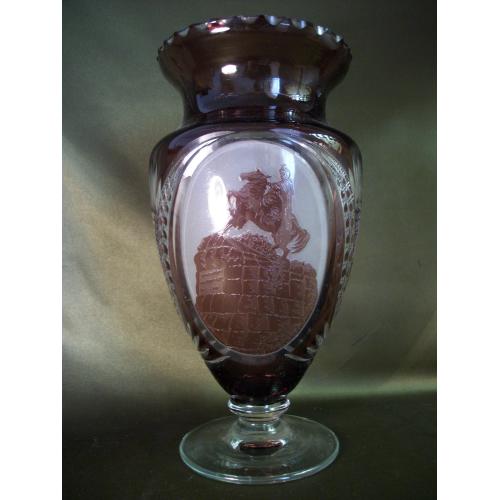 5.290 Ваза, кубок, памятник, гетман Богдан Хмельницкий. Марганцевое стекло, травление