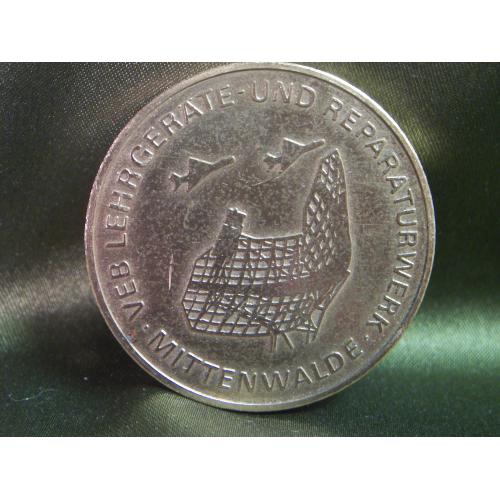 5.308 Памятная, настольная медаль в тяжелом металле. 25 лет ПВО ГДР, Германия. Диаметр 4