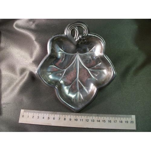 5.765 Блюдце для фруктов в форме листа. Магнитный металл. Вес 56,3 гр