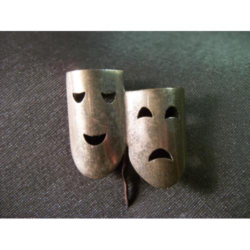 5.852 Знак театр, театральные маски. Тяжелый металл, булавка