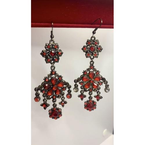 6lt109 Серьги. Винтаж. Европа. Длина 9,5 см На одной серьге не хватает 2 камешков