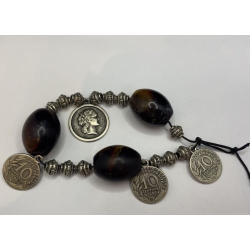 6lt114 Браслет из бакелитовых и металических бусин и копий монет.