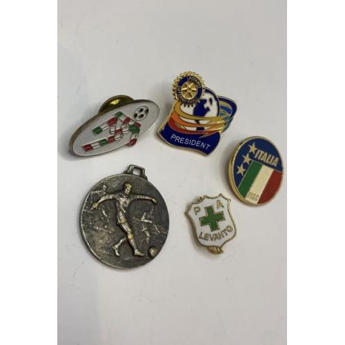 6lt123 Значки. Футбол. Италия. 5 штук Один без застежки.