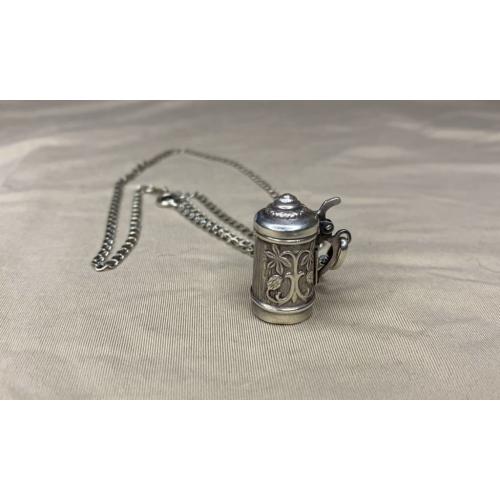6lt41 Кулон пивная кружка с цепочкой. Крышка открывается. Серебро 925. Вес 7 грамм. Высота кружки 2,