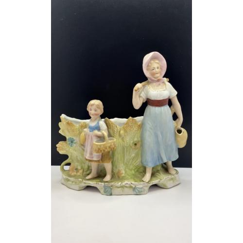 6lt51 Карандашница. Женщина с ребенком. Фарфор. Европа, Италия. Высота 18,2 см Целая