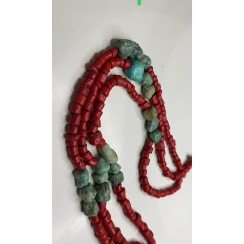 6lt6 Бусы. Красные бусины очень похожи на коралл, зелёные бусины с прожилкой на бирюзу или варисцит.