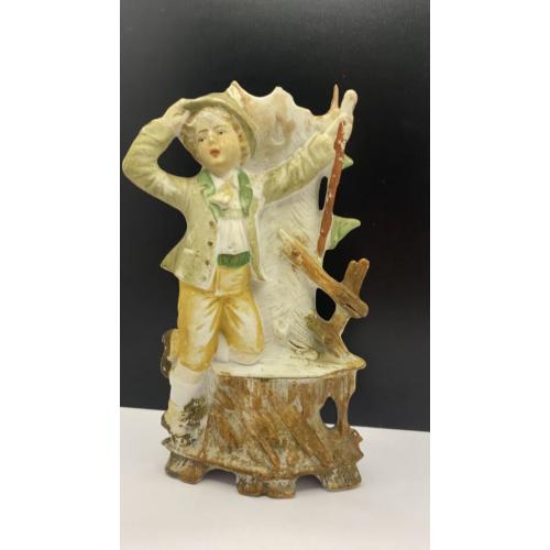 6lt80 Статуэтка мальчик. Бисквит. Германия. Есть скол ( на фото видно) Высота 19 см