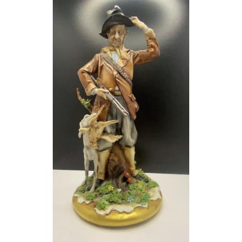 6lt81 Статуэтка охотник с собакой и добычей. Фарфор. Италия. Capodimonte. Высота 27 см 
